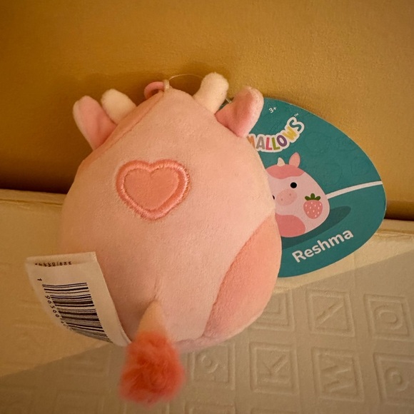 Nwt 🐮  🍓 3" Clip Reshma the Strawberry Cow Squishmallow - Picture 4 of 4
